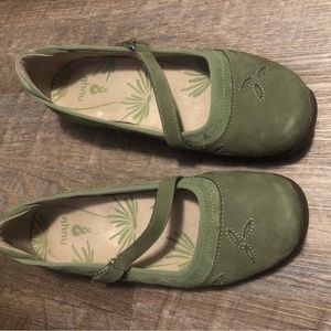Size 8 green Mary Jane shoes